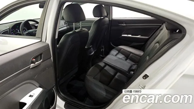 Hyundai AVANTE 2017 — фото 11