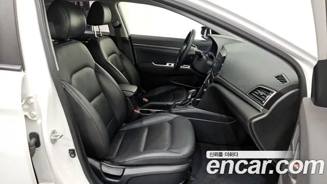 Hyundai AVANTE 2017 — фото 12