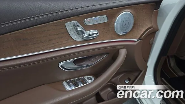Mercedes-Benz E-Class 2019 — фото 18