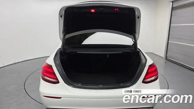Mercedes-Benz E-Class 2019 — фото 20