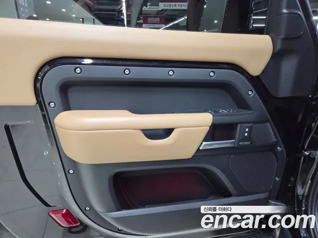 Land Rover Defender 2025 — фото 16