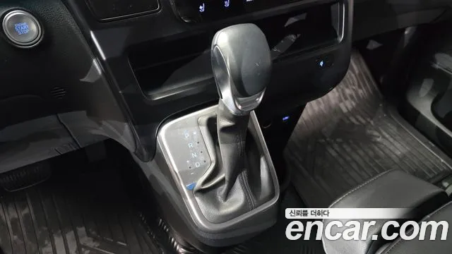 Hyundai Staria 2025 — фото 9