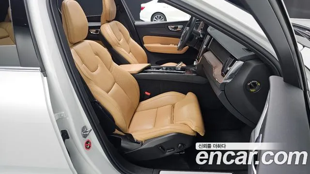 Volvo XC60 2021 — фото 10