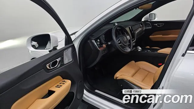 Volvo XC60 2021 — фото 11
