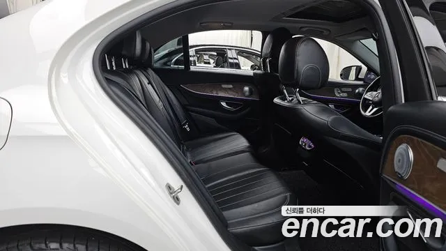 Mercedes-Benz E-Class 2019 — фото 12