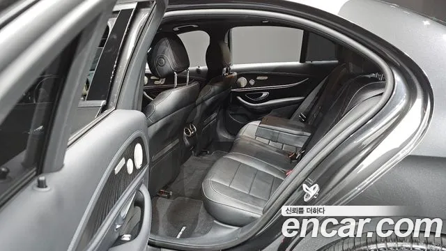 Mercedes-Benz E-Class 2022 — фото 11