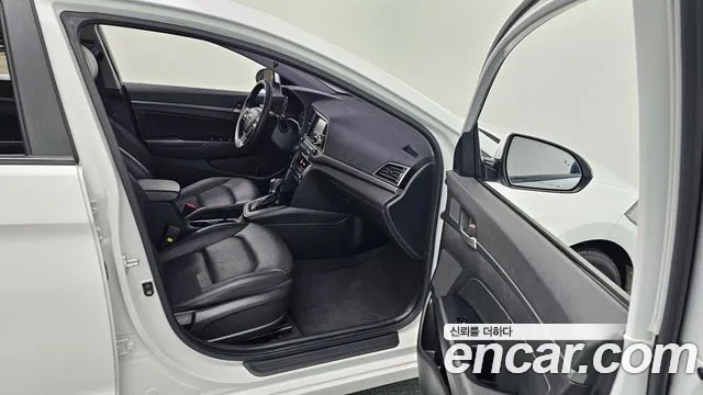 Hyundai AVANTE 2018 — фото 10