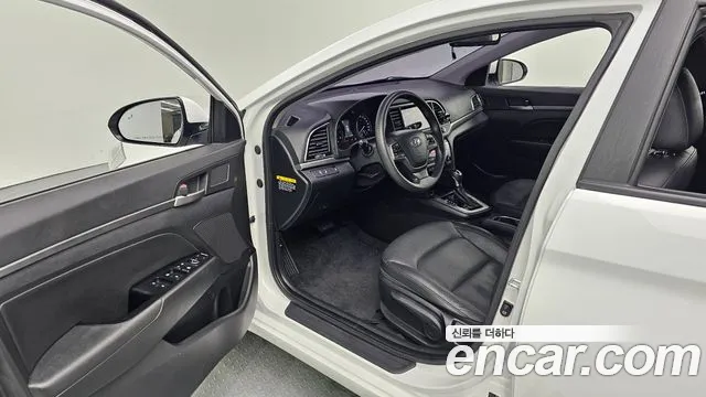 Hyundai AVANTE 2018 — фото 11