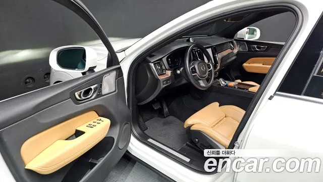 Volvo XC60 2022 — фото 10