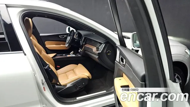 Volvo XC60 2022 — фото 11
