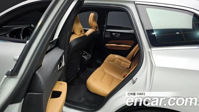 Volvo XC60 2022 — фото 12