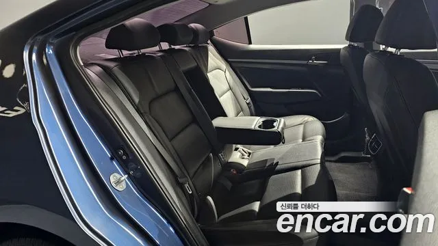 Hyundai AVANTE 2017 — фото 12