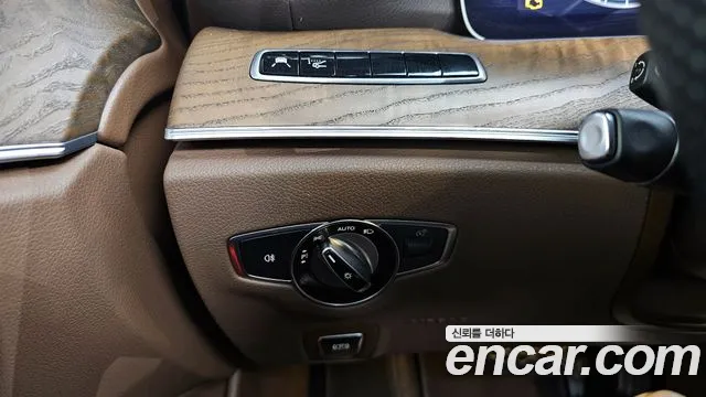 Mercedes-Benz E-Class 2018 — фото 19