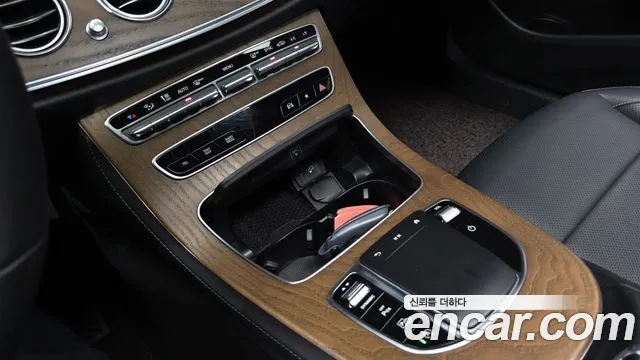 Mercedes-Benz E-Class 2021 — фото 17
