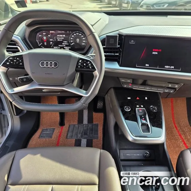 Audi Q4 e-tron 2023 — фото 15