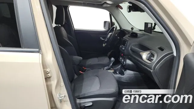 Jeep Renegade 2016 — фото 11