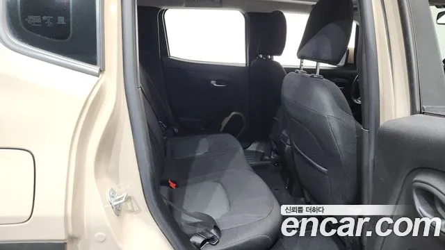 Jeep Renegade 2016 — фото 12