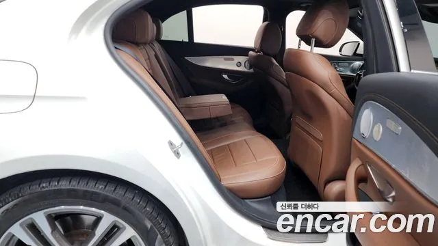 Mercedes-Benz E-Class 2021 — фото 12