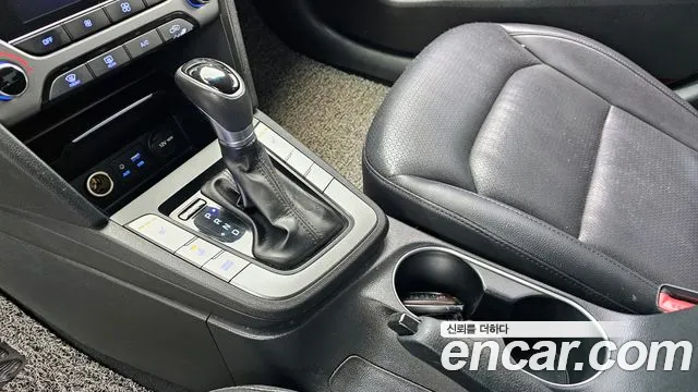 Hyundai AVANTE 2017 — фото 9