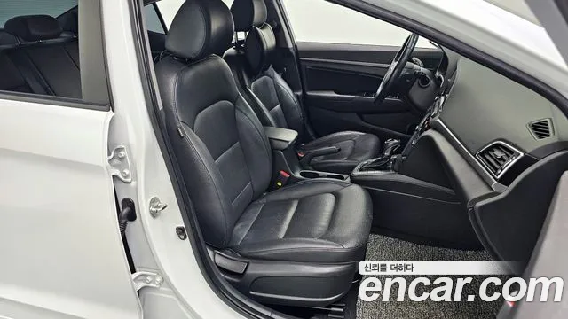 Hyundai AVANTE 2017 — фото 10