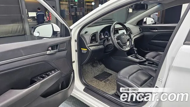 Hyundai AVANTE 2017 — фото 11