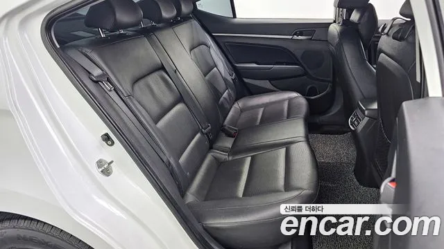 Hyundai AVANTE 2017 — фото 12