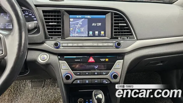 Hyundai AVANTE 2017 — фото 15