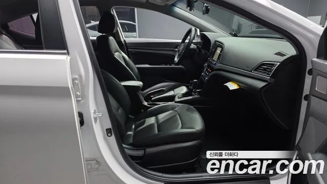 Hyundai AVANTE 2017 — фото 10