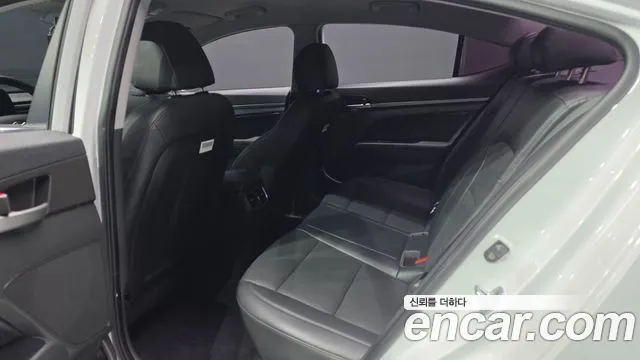 Hyundai AVANTE 2017 — фото 12