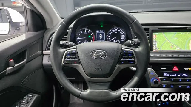 Hyundai AVANTE 2017 — фото 13