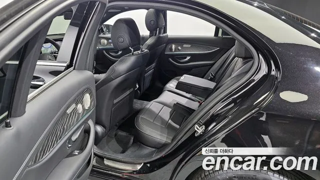 Mercedes-Benz E-Class 2022 — фото 11