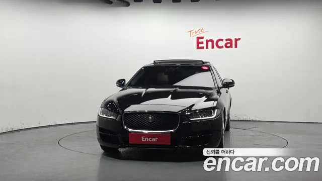 Jaguar XE 2018 — фото 3