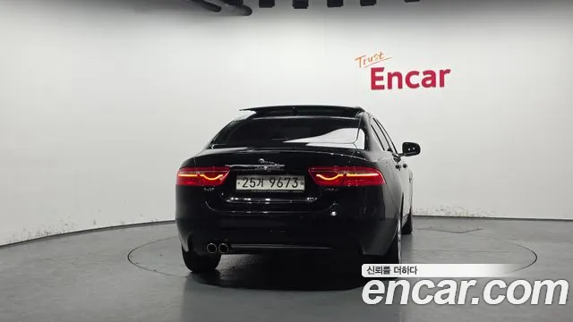 Jaguar XE 2018 — фото 4
