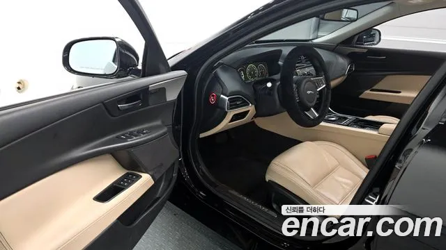 Jaguar XE 2018 — фото 10