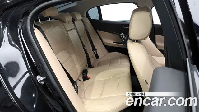 Jaguar XE 2018 — фото 12