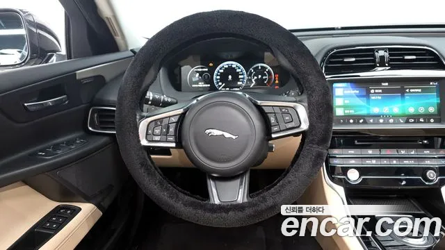 Jaguar XE 2018 — фото 13