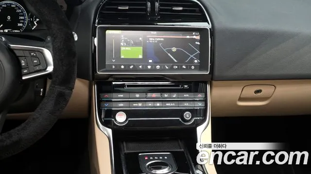 Jaguar XE 2018 — фото 14