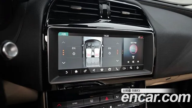 Jaguar XE 2018 — фото 16