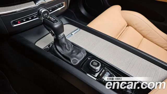 Volvo XC60 2018 — фото 9