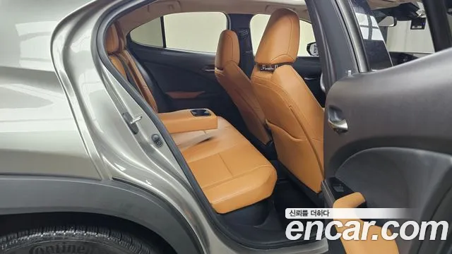 Lexus UX 2020 — фото 12