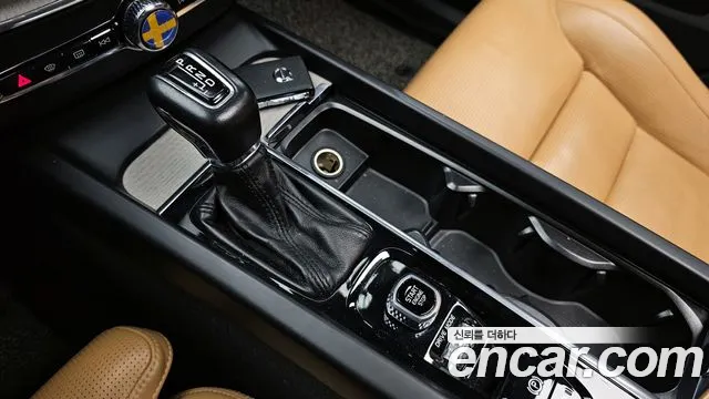 Volvo XC60 2018 — фото 9