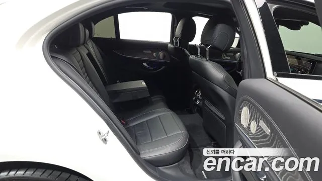 Mercedes-Benz E-Class 2023 — фото 12