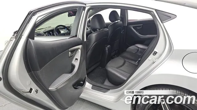 Hyundai AVANTE 2014 — фото 12