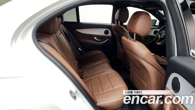 Mercedes-Benz E-Class 2021 — фото 12
