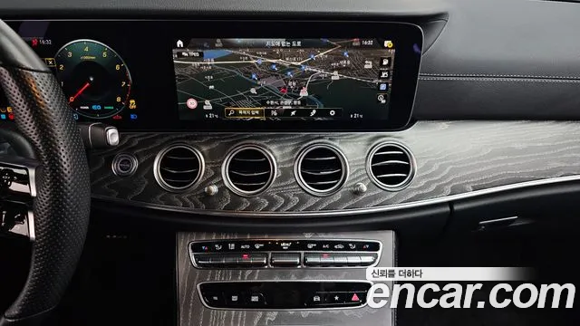 Mercedes-Benz E-Class 2022 — фото 14