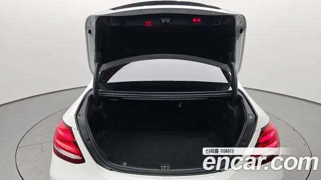 Mercedes-Benz E-Class 2020 — фото 20