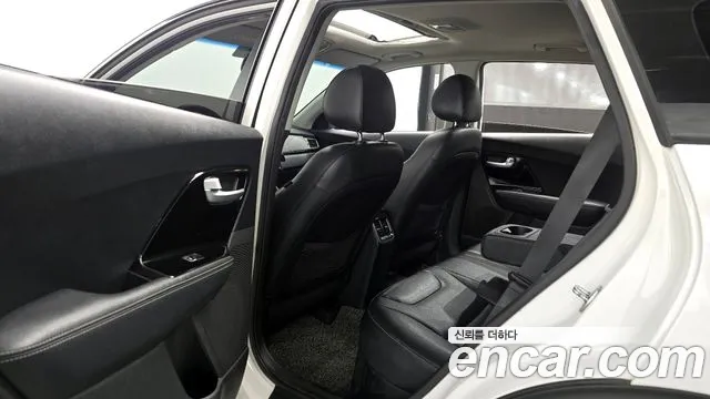 Kia Niro 2017 — фото 12