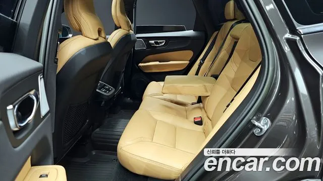 Volvo XC60 2022 — фото 12