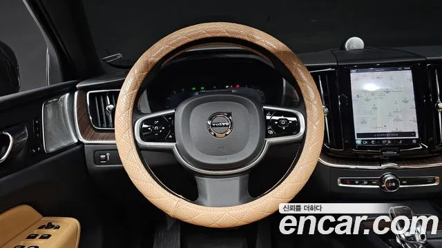 Volvo XC60 2022 — фото 13