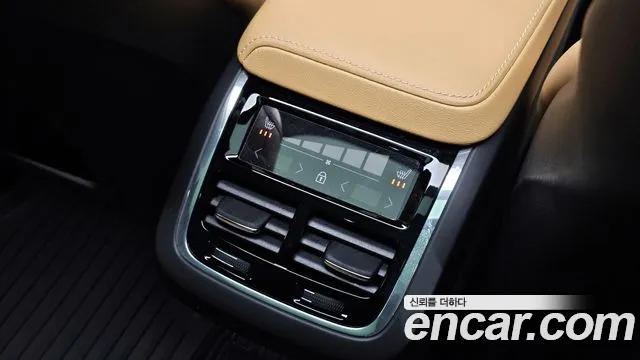 Volvo XC60 2022 — фото 17